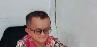 PENGABDIAN TANPA BATAS: PROFIL ADE DENIS, OPERATOR DESA YANG MENGINGATKAN PENTINGNYA PENGHARGAAN LAYAK