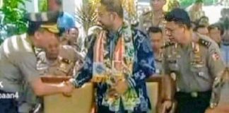 ABAH H.ANTON CARLIYAN NGADEUGKEN GONG RAKSASA DI SITUS KARANG KAMULYAN GALUH CIAMIS